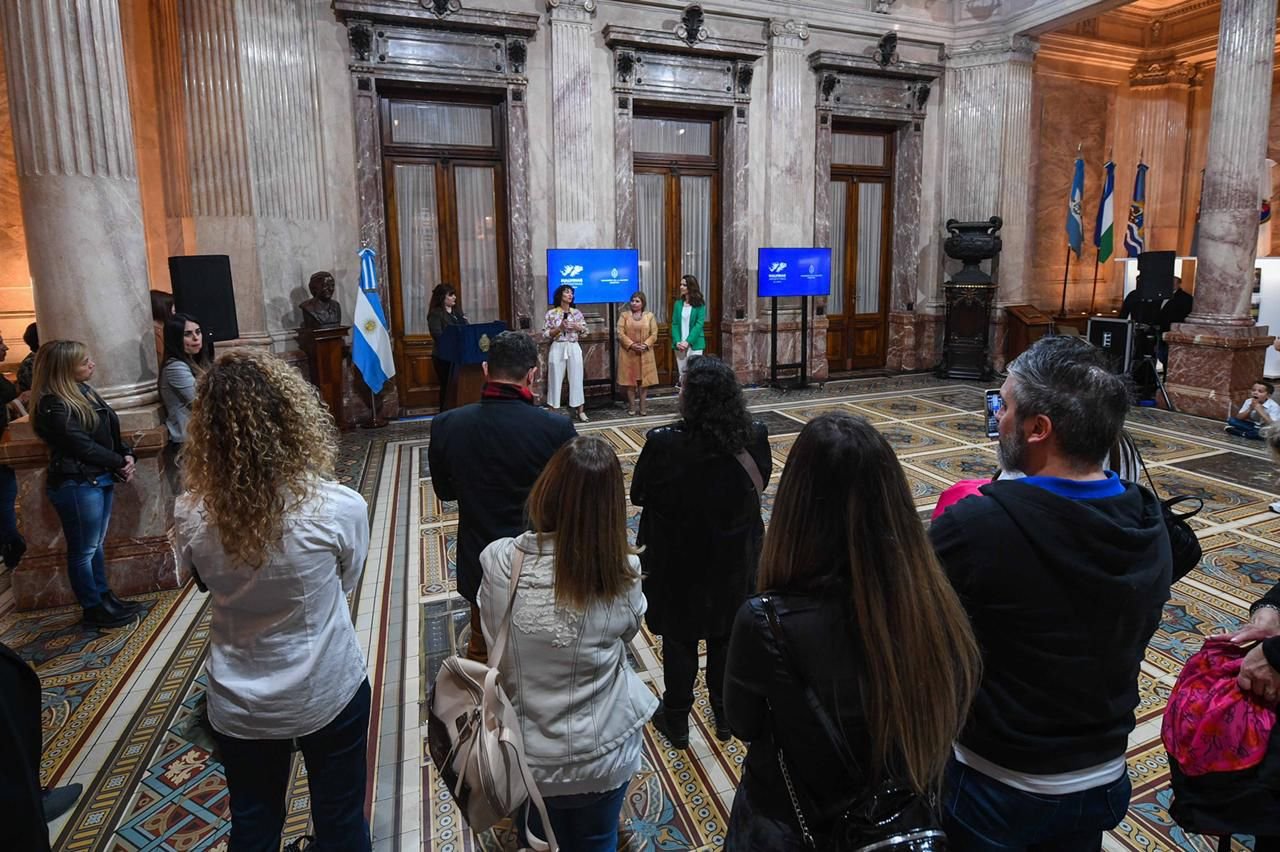 Enraizadas-muestra-de-fotografia-de-lactancia-en-el-senado-del-Congreso-Nacional-fotografia-de-familia-en-cordoba-andalucia