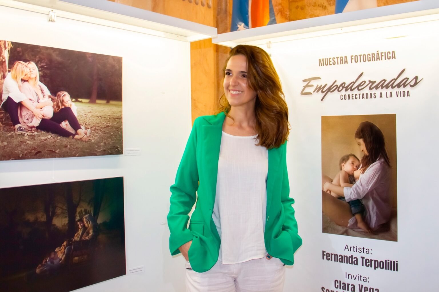 Fernanda-Terpolilli-en-el-senado-de-la-nacion-argentina-con-su-muestra-fotografica-de-lactancia-enraizadas