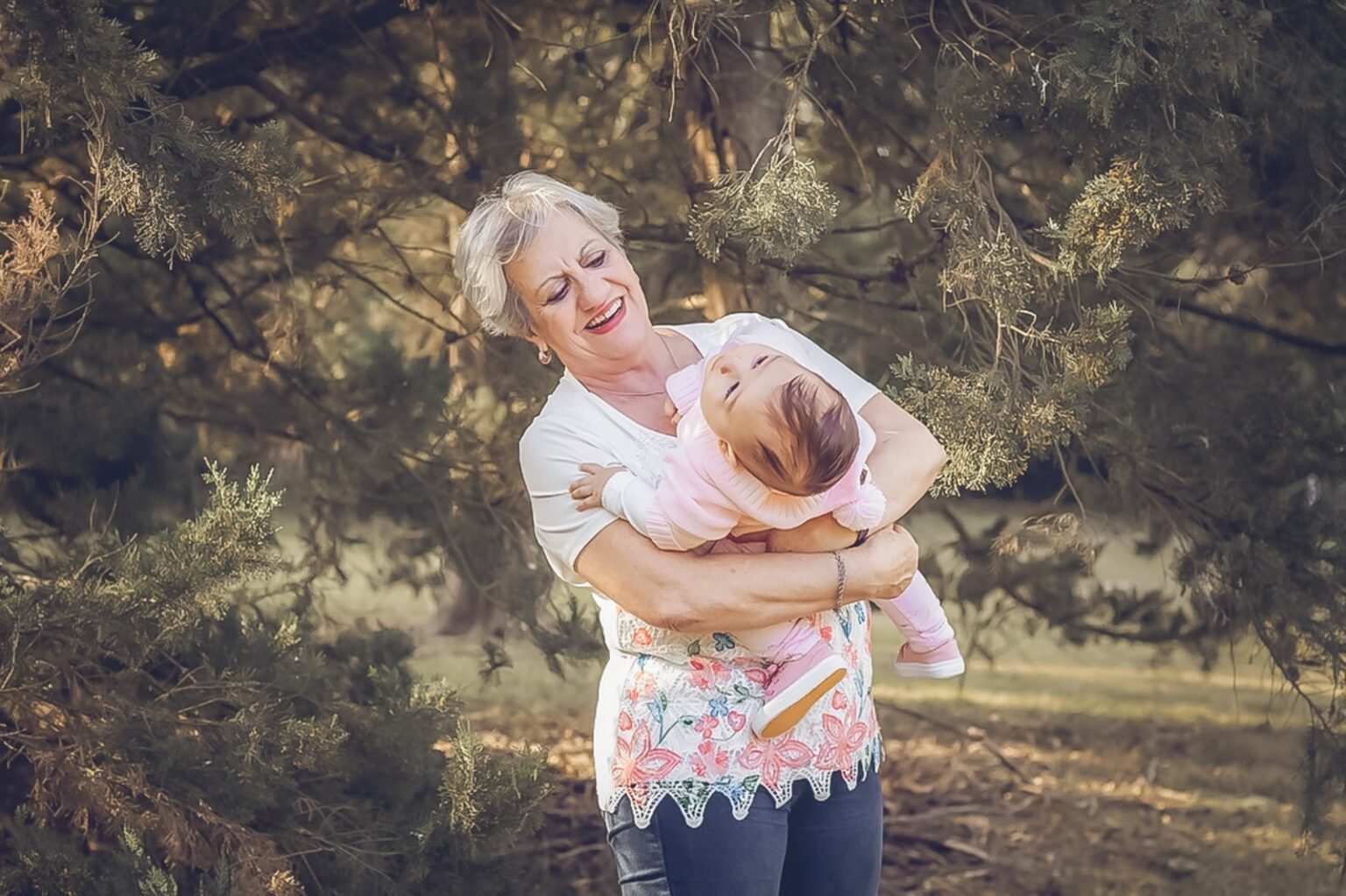 Fotografia-de-abuelos-fotografia-familiar-de-bebes-con-abuelas-fotografia-de-infancia-fotografia-conciente-espana