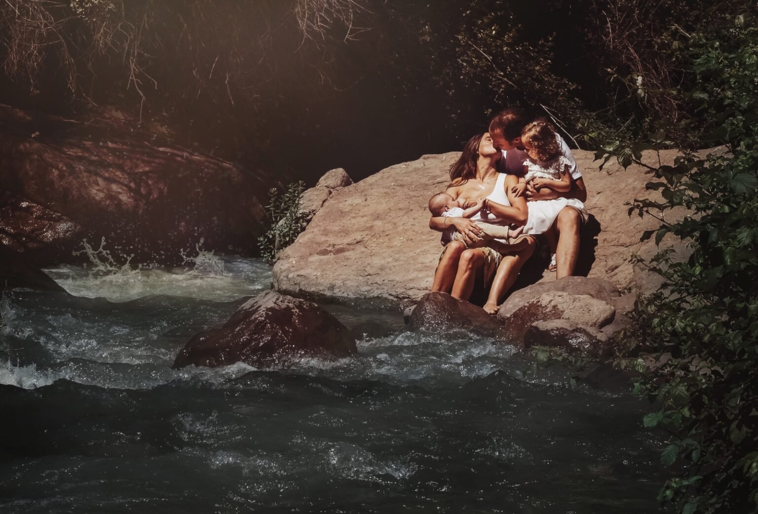 Fotografia-de-familia-y-lactancia-foo-de-familia-amamantando-a-la-orilla-del-mar-fotografia-de-lactancia-en-cordoba-fotografia-de-lactancia-en-españa