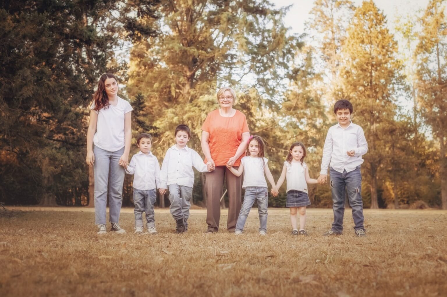 Fotografia-familiar-foto-de-familia-al-aire-libre-fotografia-de-ninos-y-abuelos-foto-flia-en-cordoba-andalucia