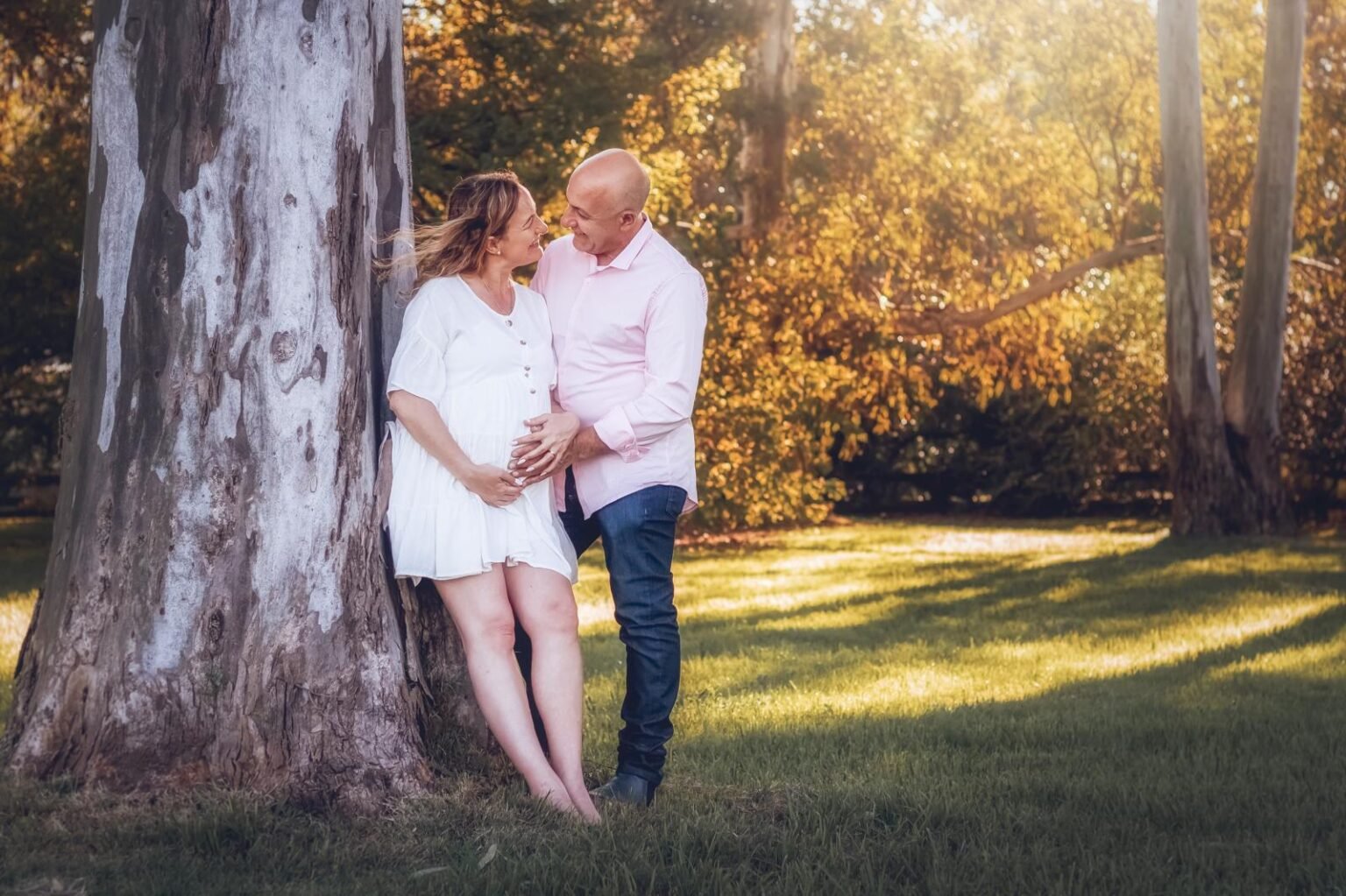 Fotografias-embarazadas-exteriores-fotografias-para-anunciar-embarazo-fotografias-de-mujeres-embarazadas-fotos-de-una-familia