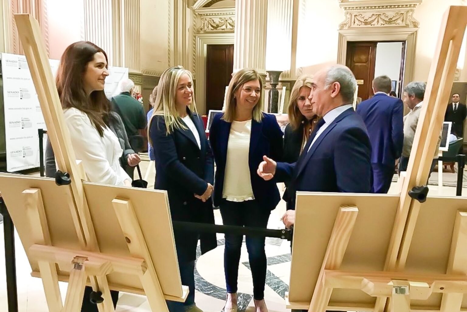 Muestra-enraizadas-en-el-senado-de-la-nacion-argentina-fotografia-de-lactancia-fotografia-conciente-cordoba-andalucia-espana-europa